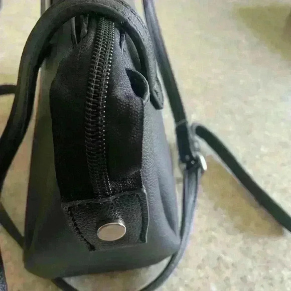 Kenneth Cole Reaction Crossbody NWT - Picture 4 of 5